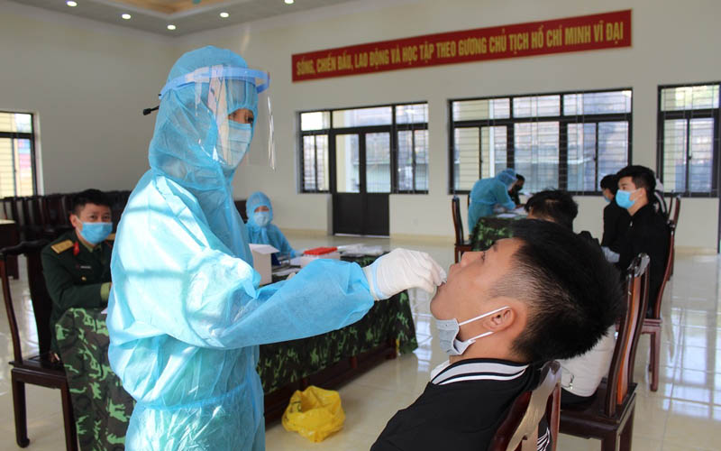 Quảng Ninh Lấy mẫu xét nghiệm COVID – 19 cho 100 công dân chuẩn bị nhập ngũ