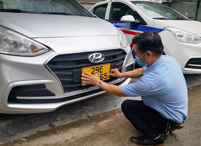 20 phương tiện kinh doanh vận tải đổi sang biển màu vàng