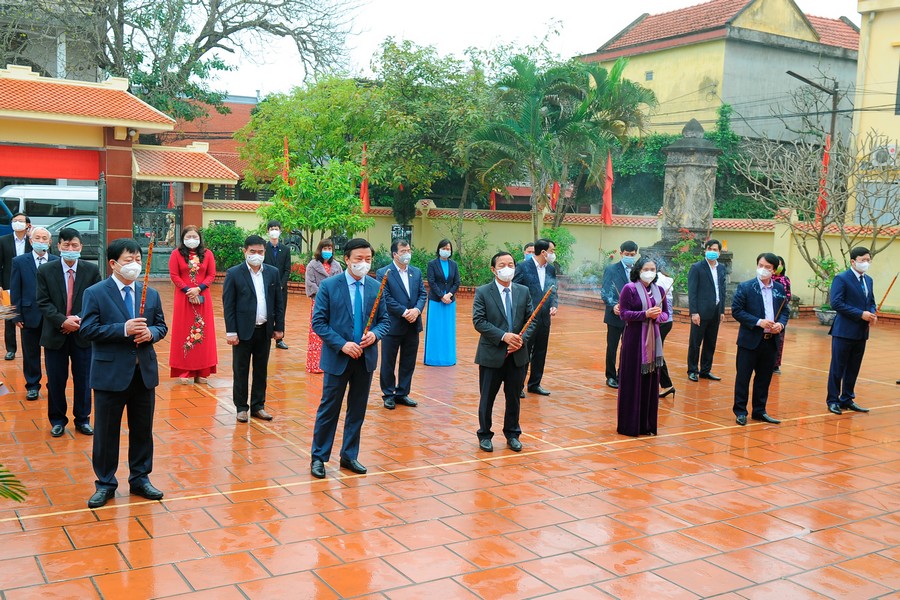 Dâng hương, dâng hoa tưởng niệm 110 năm ngày sinh đồng chí Lê Thanh Nghị
