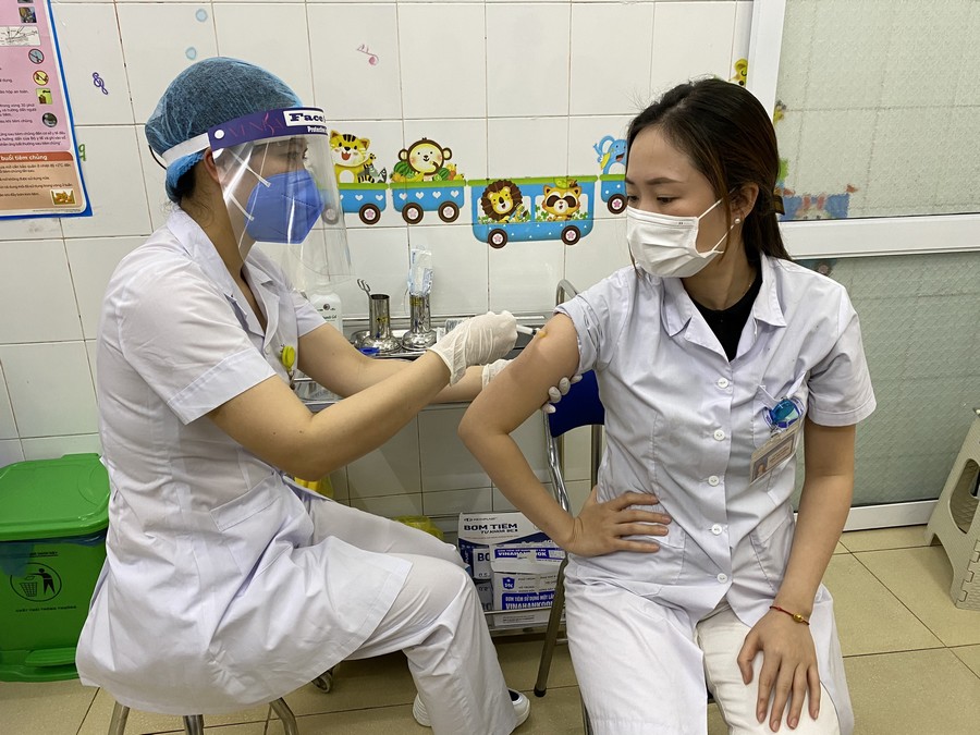 Những hình ảnh đầu tiên về ngày tiêm vaccine COVID-19 tại Hải Dương