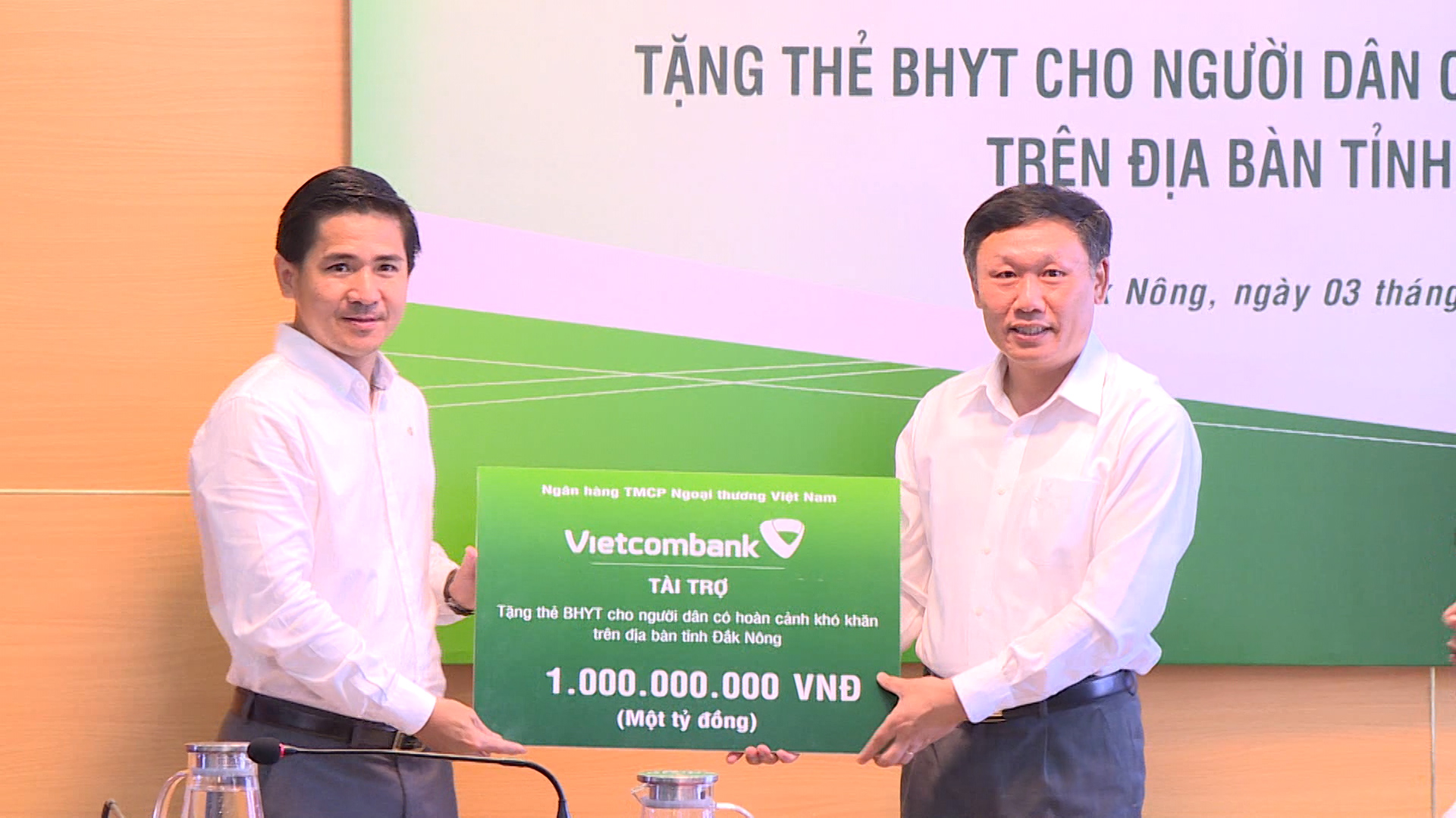 Vietcombank trao tặng 1 tỷ đồng tiền mua thẻ BHYT cho BHXH tỉnh Đắk Nông