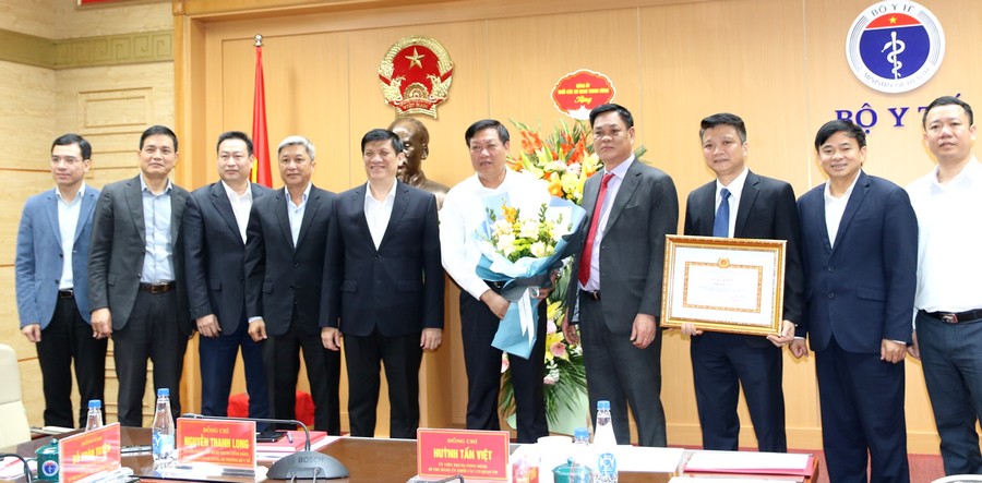 Đảng ủy Bộ Y tế được tặng Bằng khen trong lãnh đạo phòng, chống dịch COVID-19