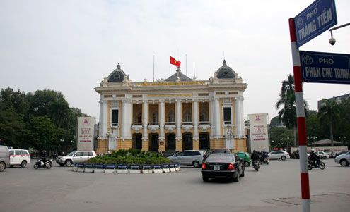 Thí điểm phân luồng giao thông khu vực quảng trường Cánh mạng tháng Tám