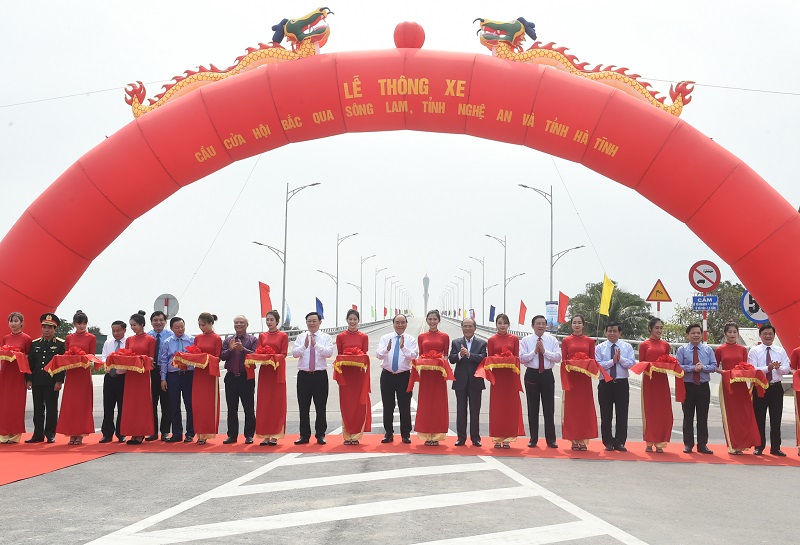 Thủ tướng Nguyễn Xuân Phúc dự khánh thành cây cầu nối liền 2 tỉnh Nghệ An – Hà Tĩnh