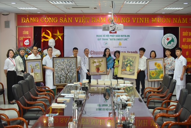 Tặng 50 bức tranh trang trí tại Bệnh viện Đa khoa Đức Giang Hà Nội