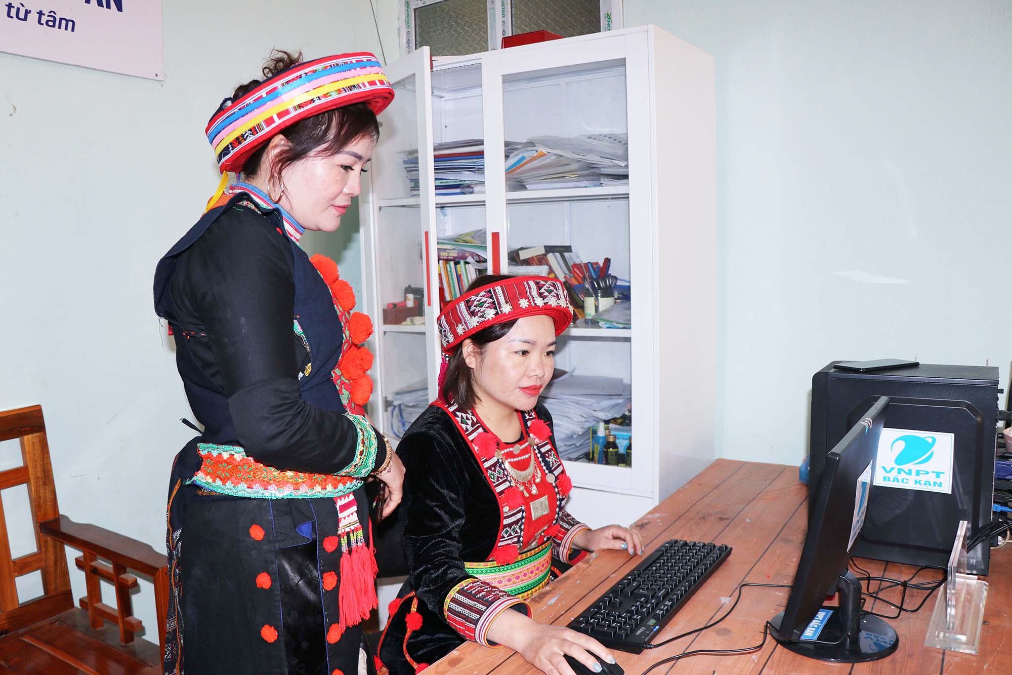 Thành công bước đầu trong thí điểm chuyển đổi số ở xã Vi Hương