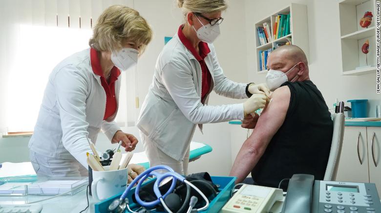 EMA Không có dấu hiệu vaccine AstraZeneca gây đông máu
