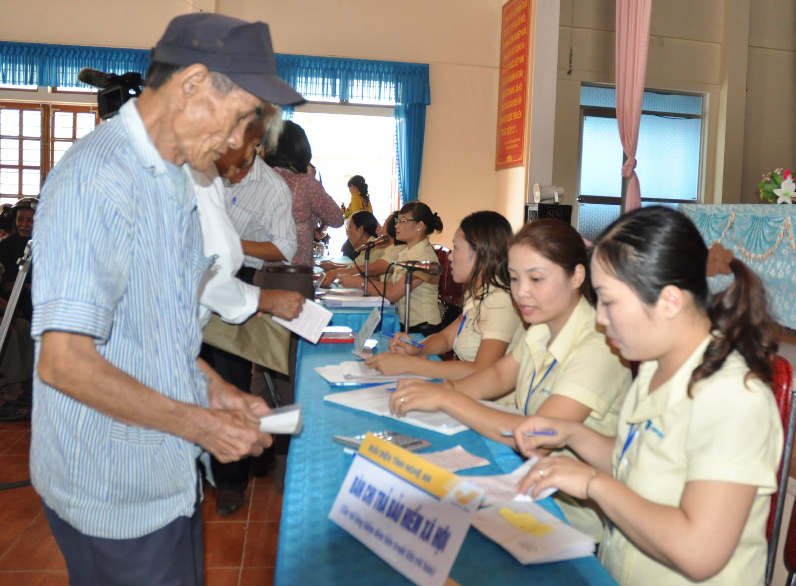 Hỗ trợ phù hợp từ ngân sách để mở rộng diện bao phủ BHXH