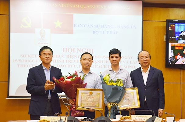 Nêu gương của cấp ủy, người lãnh đạo Chi bộ