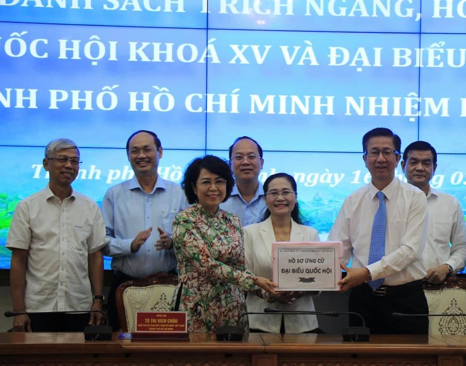 Tiếp nhận hồ sơ ứng cử từ Ủy ban bầu cử TP Hồ Chí Minh