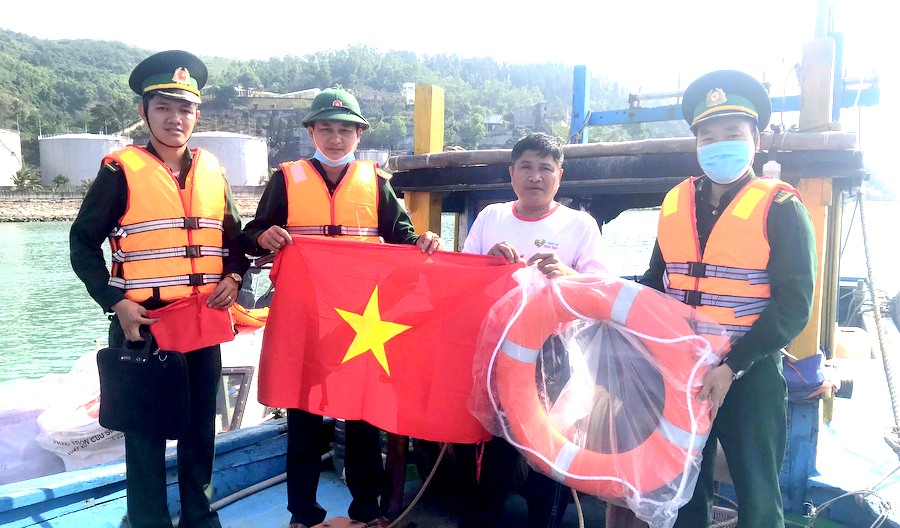 Tặng ngư dân hơn 60 cờ Tổ quốc và phao cứu sinh