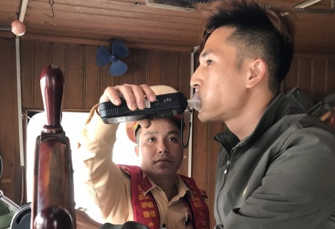 Uống rượu bia lái phương tiện thủy bị phạt đến 40 triệu đồng