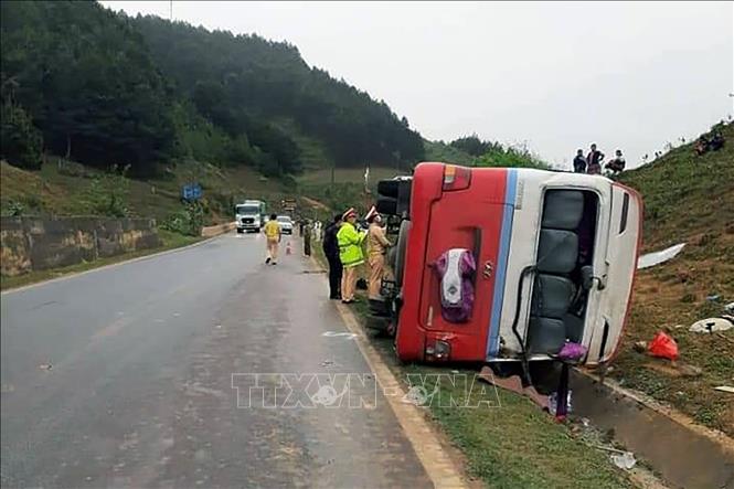 Sơn La Lật xe du lịch trên quốc lộ 6, một người tử vong
