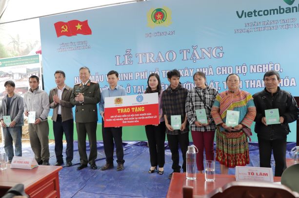 BHXH Việt Nam trao tặng 600 sổ BHXH cho các hộ nghèo ở Thanh Hóa
