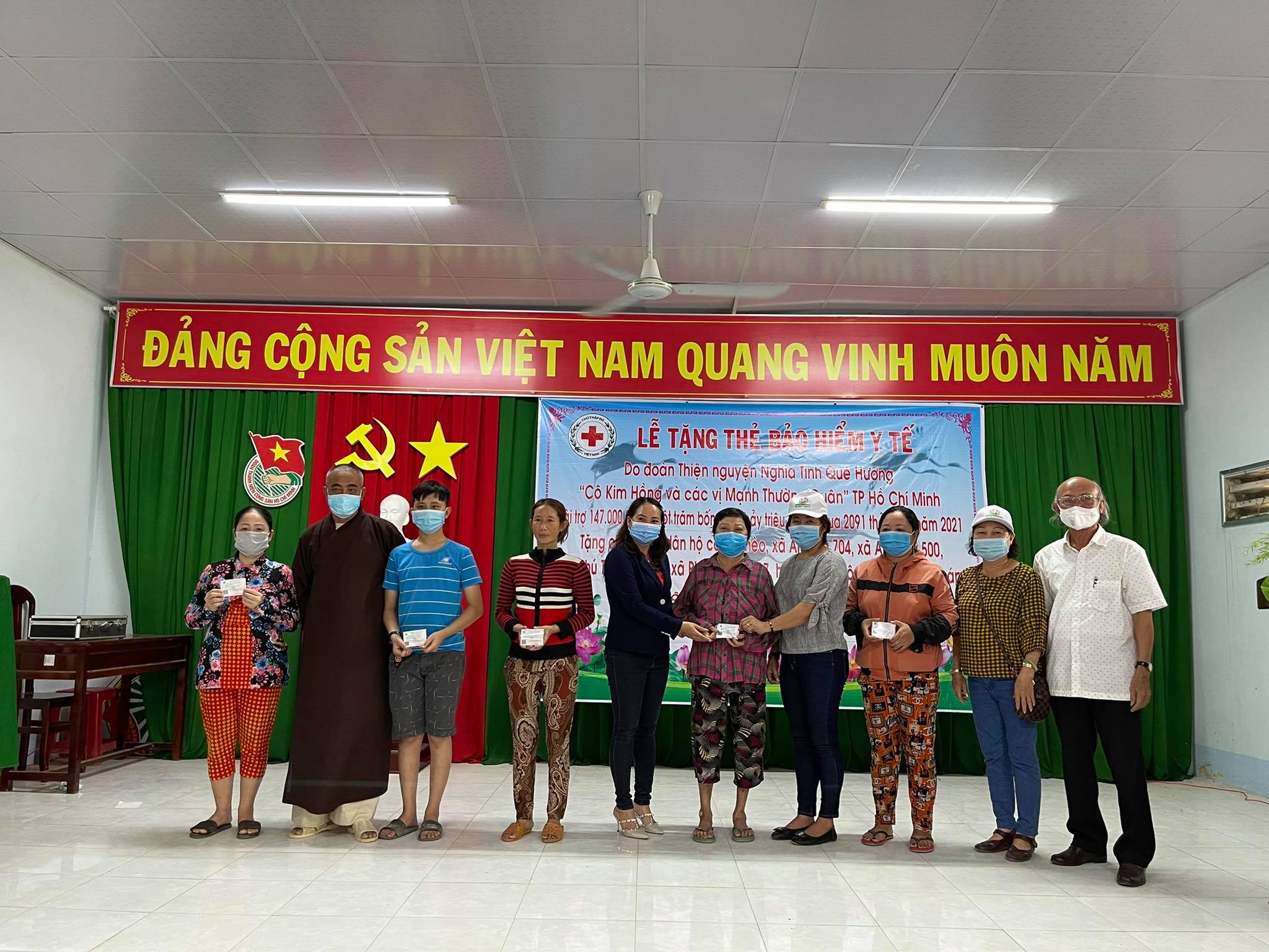 Tặng hơn 2 500 thẻ BHYT cho hộ cận nghèo tỉnh Đồng Tháp