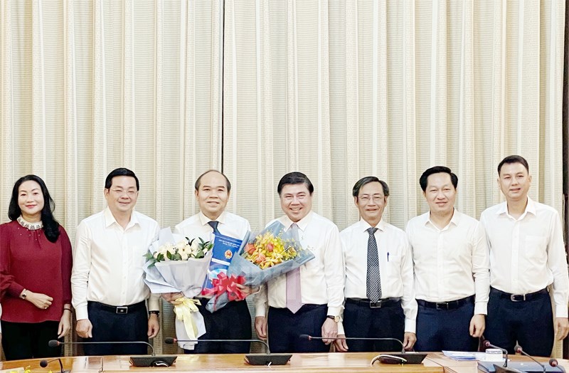 Chủ tịch UBND TP Hồ Chí Minh trao các quyết định về công tác cán bộ