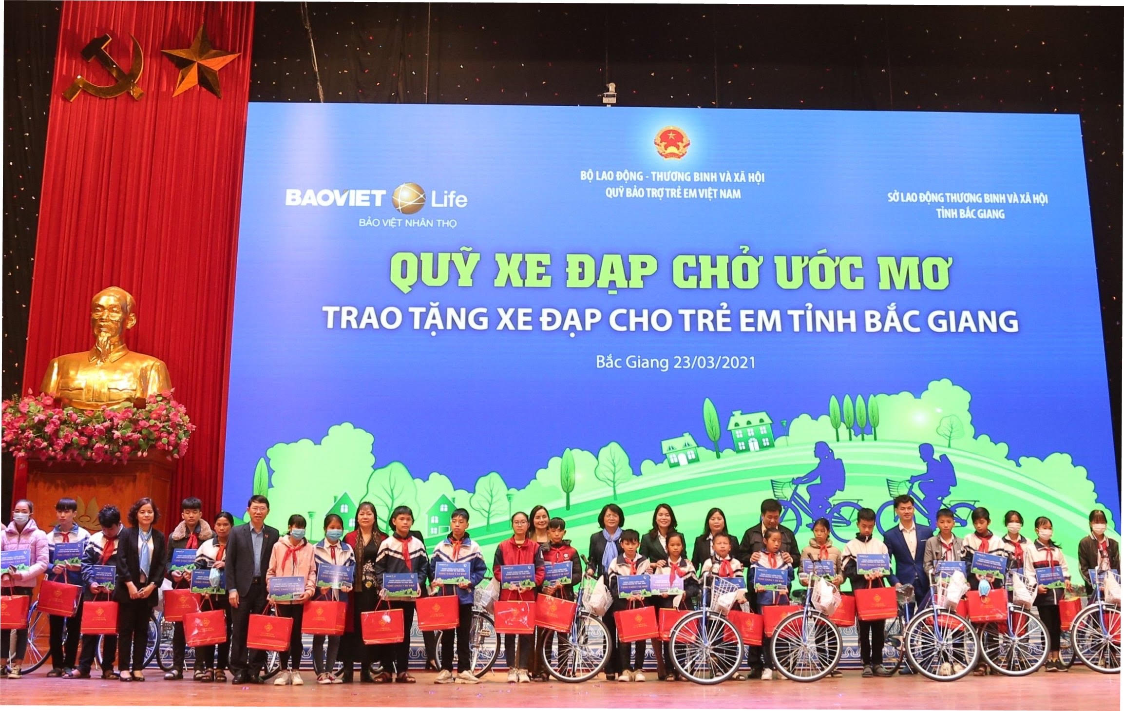 Bắc Giang Trao tặng xe đạp cho học sinh có hoàn cảnh khó khăn