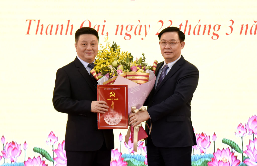 Bí thư Thành ủy Hà Nội Vương Đình Huệ trao quyết định về công tác cán bộ