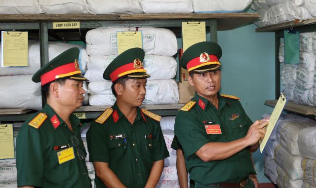 Vượt khó nâng cao đời sống bộ đội