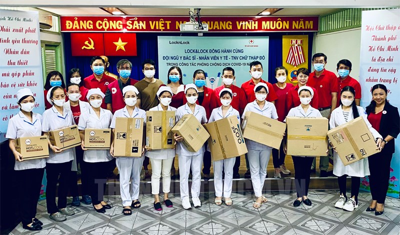 Tặng 1 750 suất quà hỗ trợ đội ngũ làm công tác phòng chống dịch COVID-19