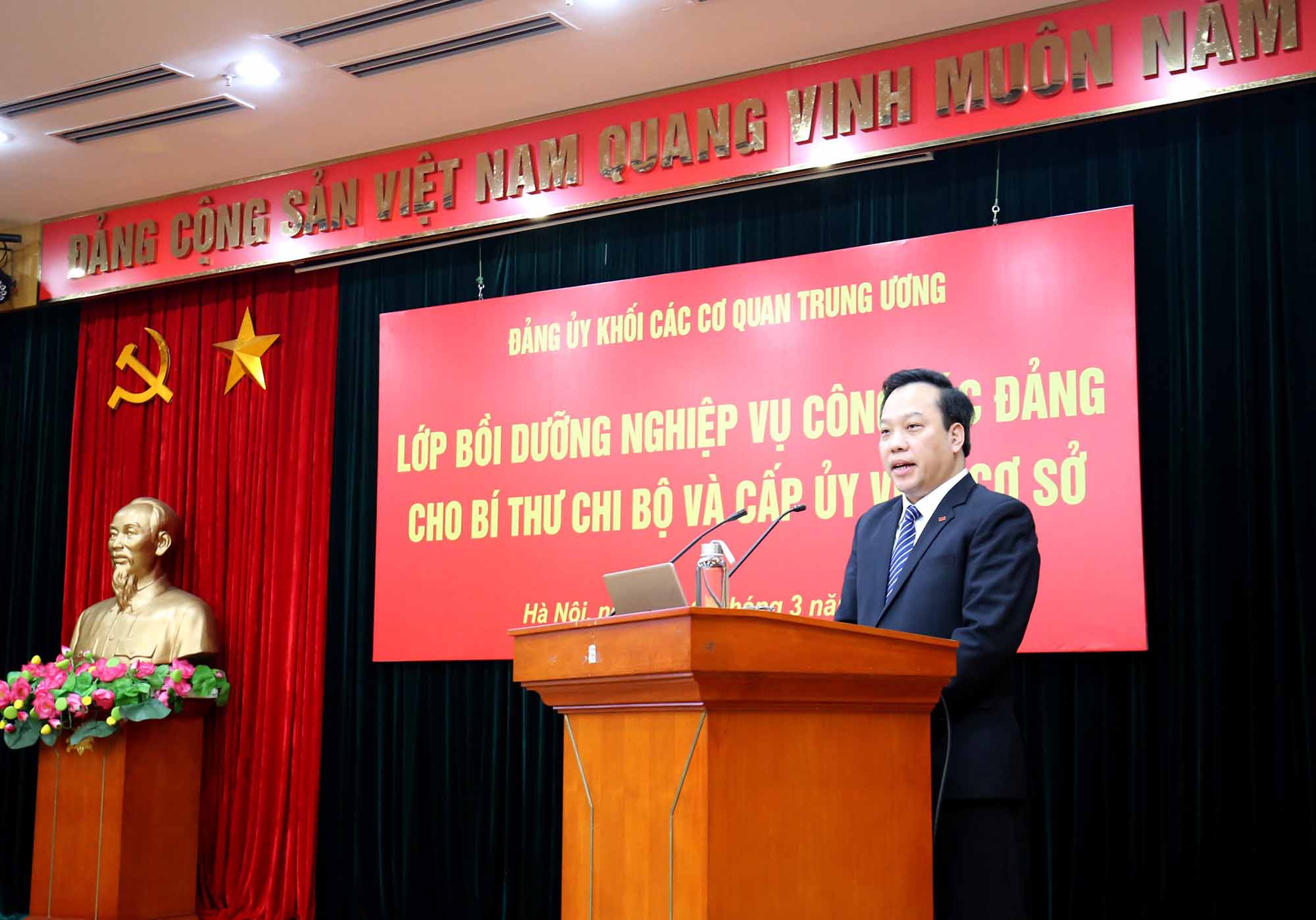 Bồi dưỡng nghiệp vụ công tác Đảng cho bí thư chi bộ và cấp ủy viên cơ sở
