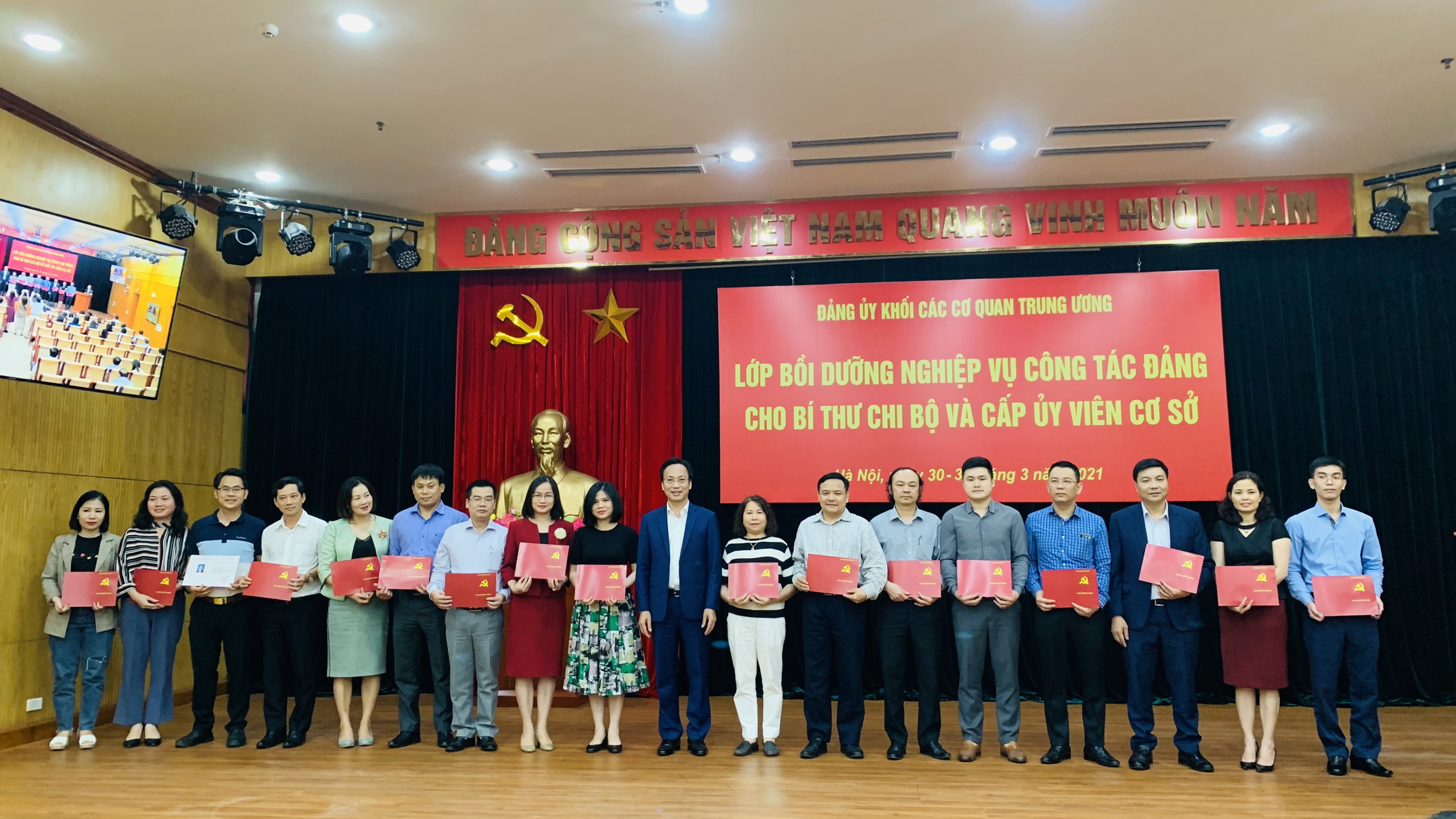 Trang bị lý luận và kinh nghiệm thực tiễn cho Bí thư Chi bộ và cấp ủy viên cơ sở