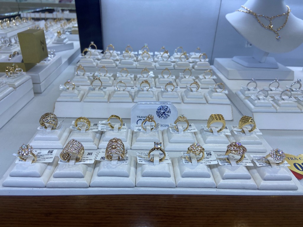 Giá vàng trong nước tiếp tục giảm