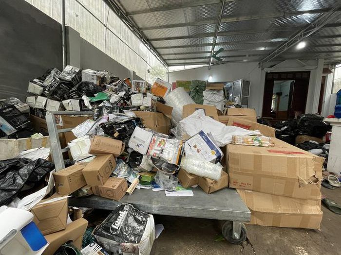 Hà Nội Phát hiện một kho hàng lậu khủng nằm ở huyện ngoại thành