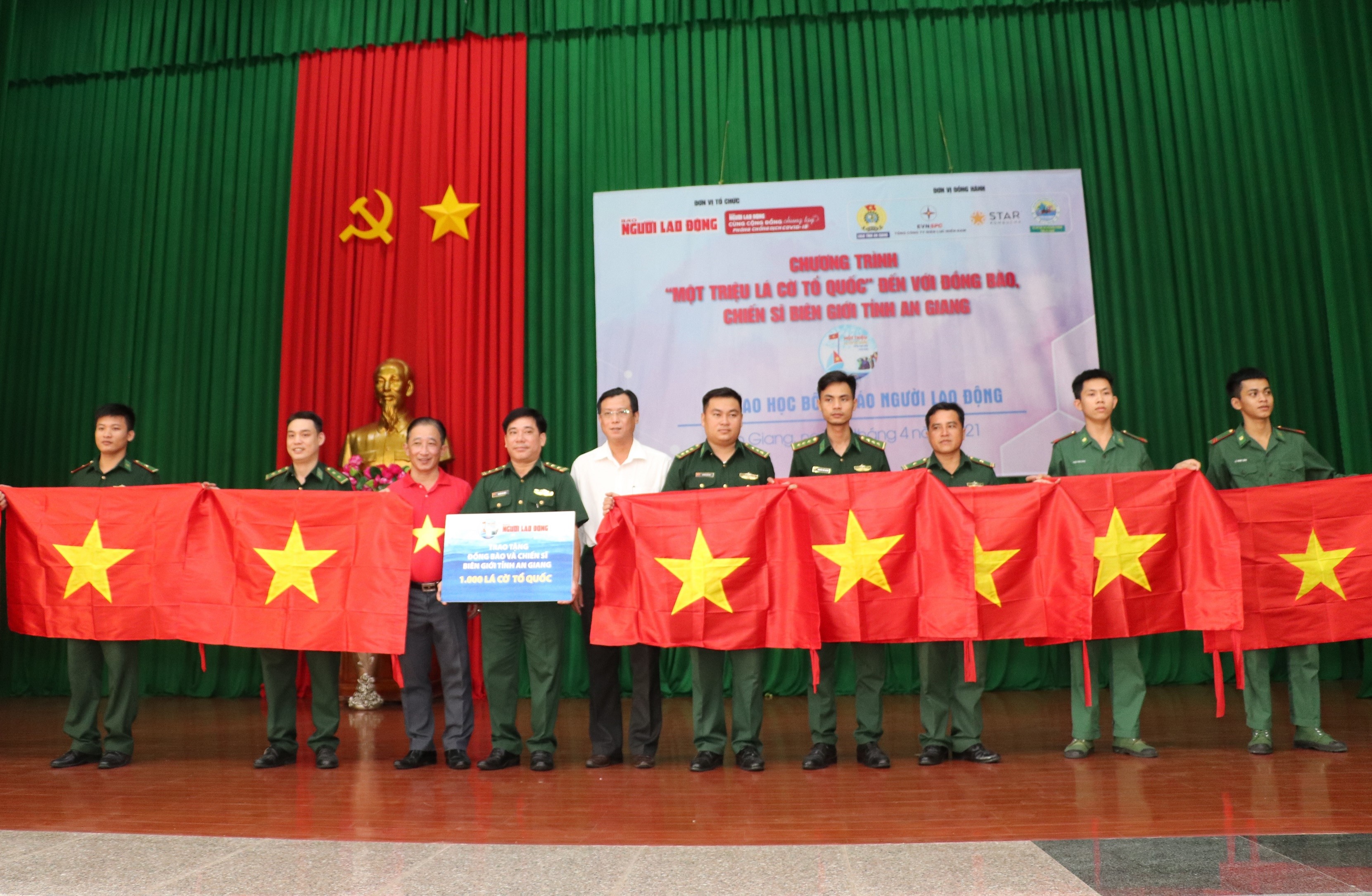 Trao tặng cờ Tổ quốc và học bổng cho vùng biên giới An Giang