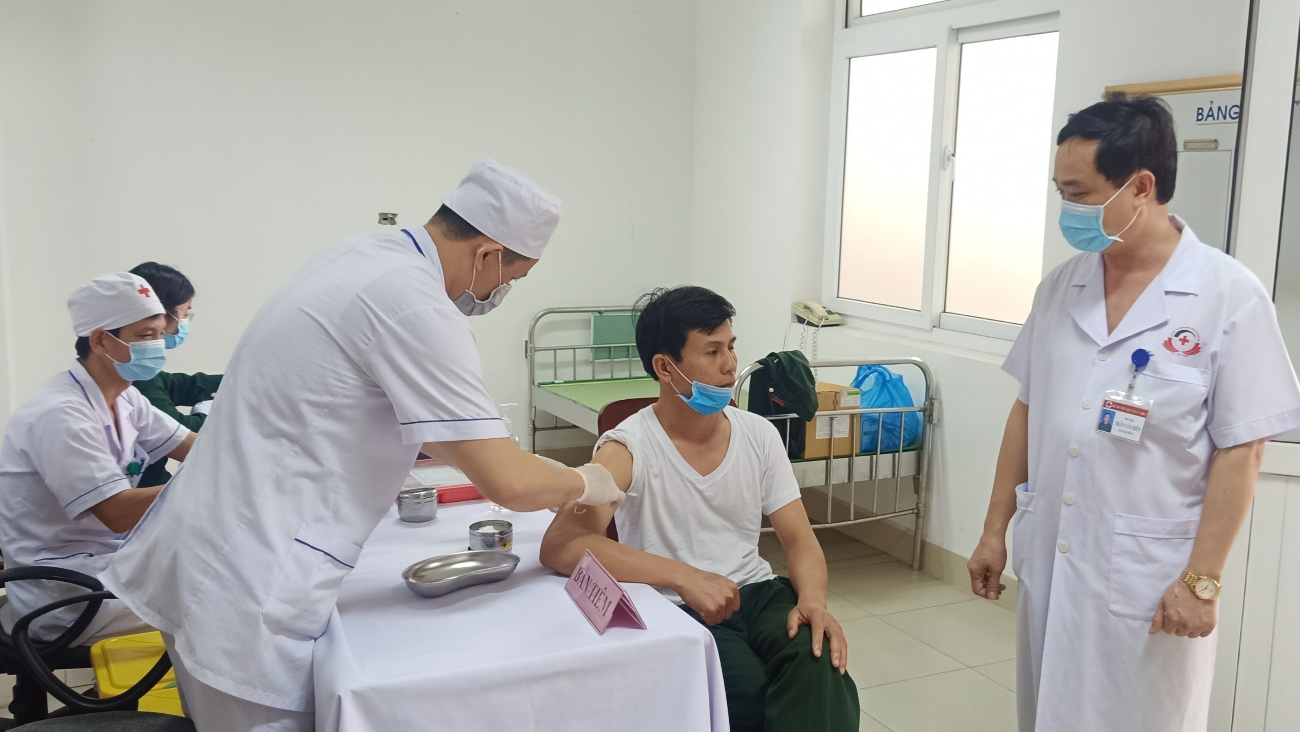 Tiêm vắc xin phòng COVID-19 cho cán bộ phục vụ trong khu cách ly tập trung