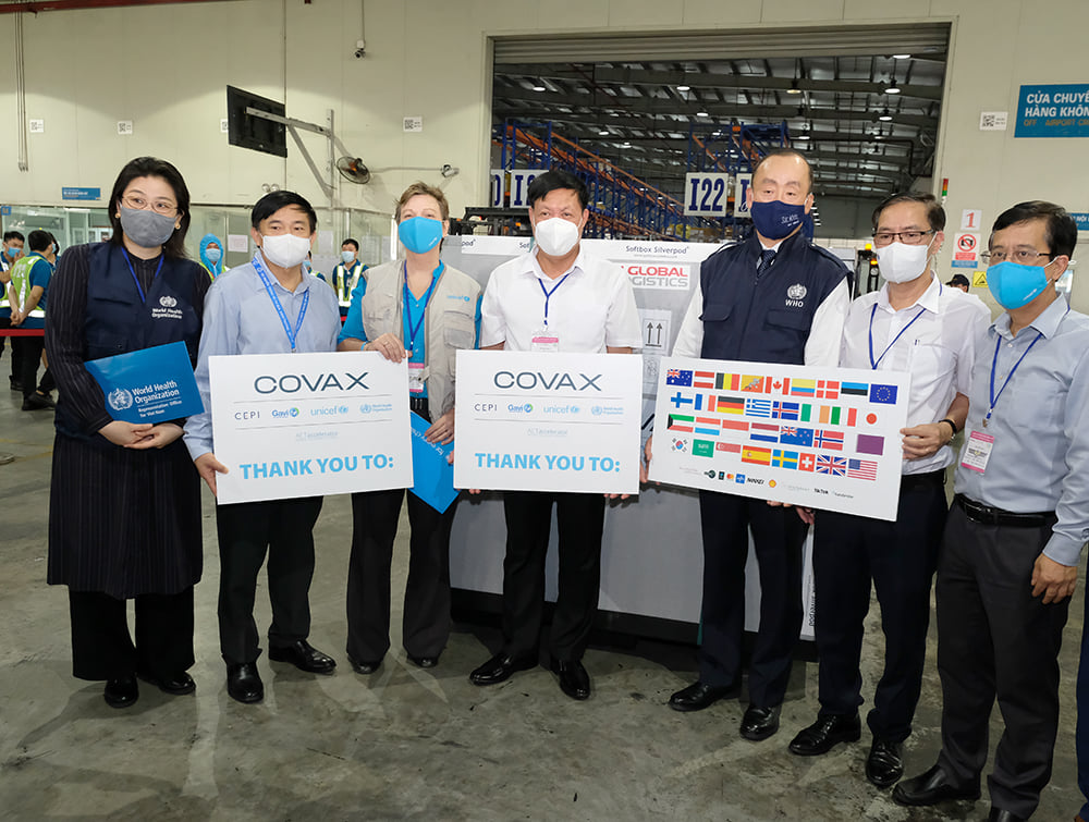 Hơn 800 000 liều vắc xin phòng COVID-19 của COVAX đã về đến Việt Nam