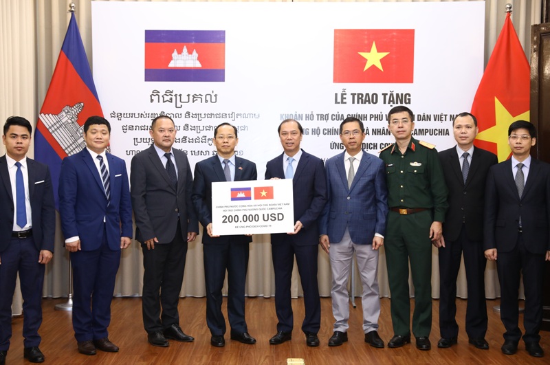 Việt Nam hỗ trợ Campuchia 200 000 USD để ứng phó với dịch COVID-19