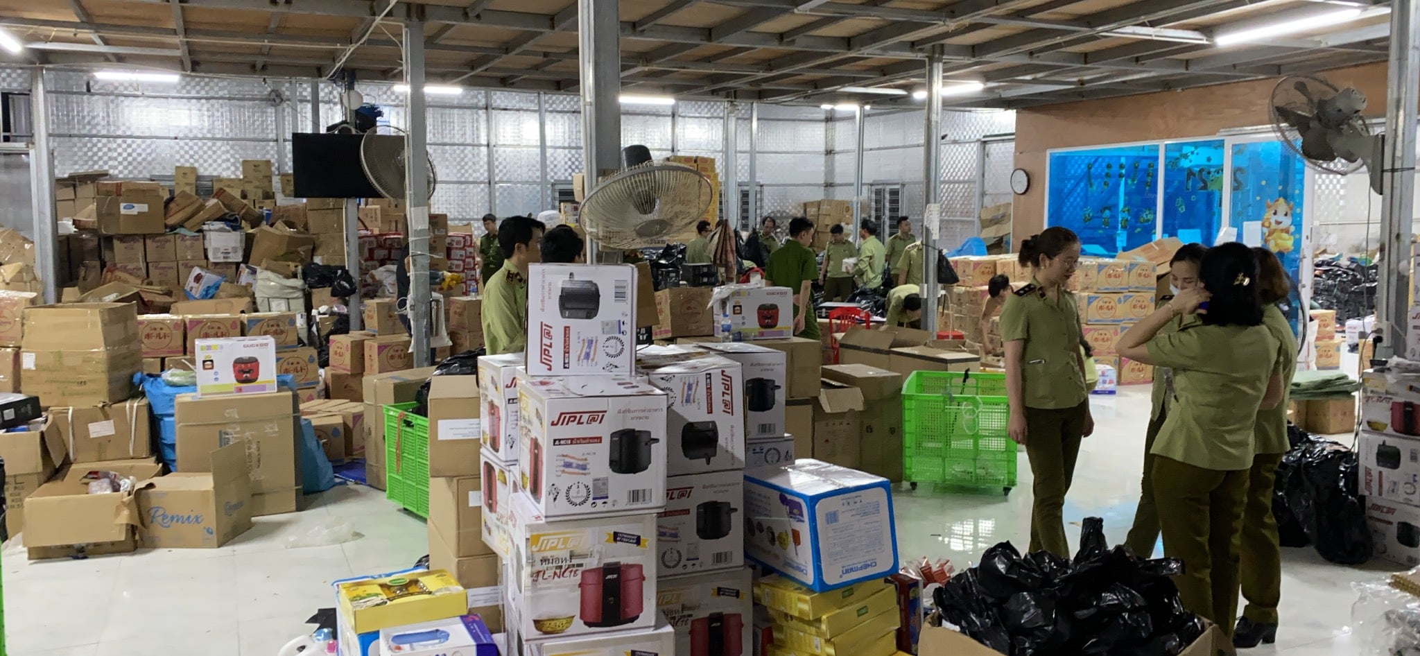Triệt phá kho hàng giả, hàng nhái lớn nhất từ trước đến nay tại Ninh Bình