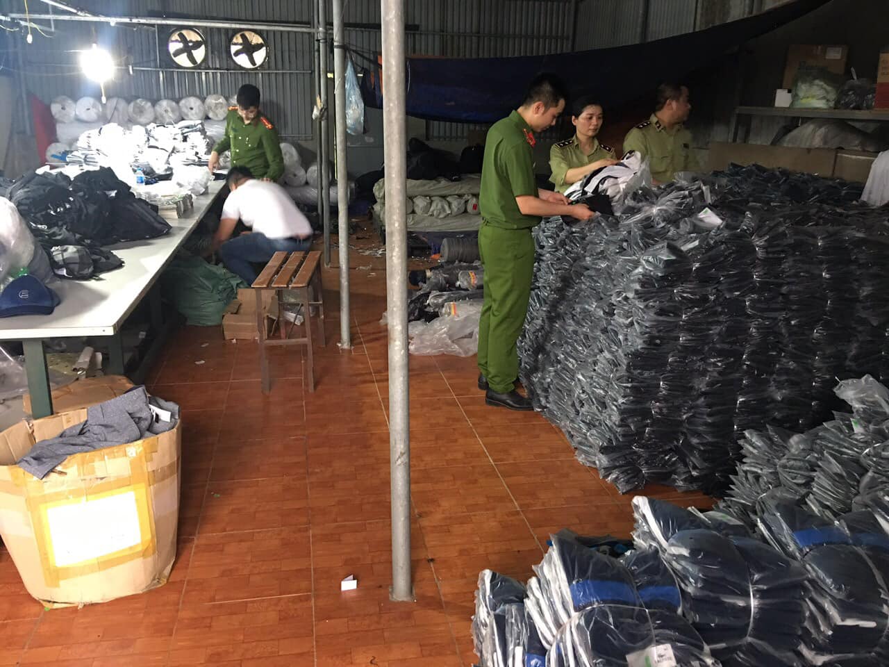 Bắt vụ sản xuất quần áo giả mạo thương hiệu tại Hà Nam