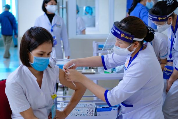 Hơn 55 000 người đã tiêm vắc xin COVID-19