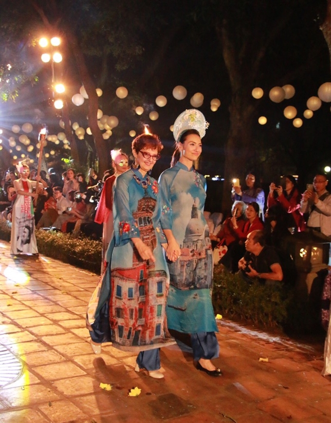 Thế giới trong tà áo dài Việt