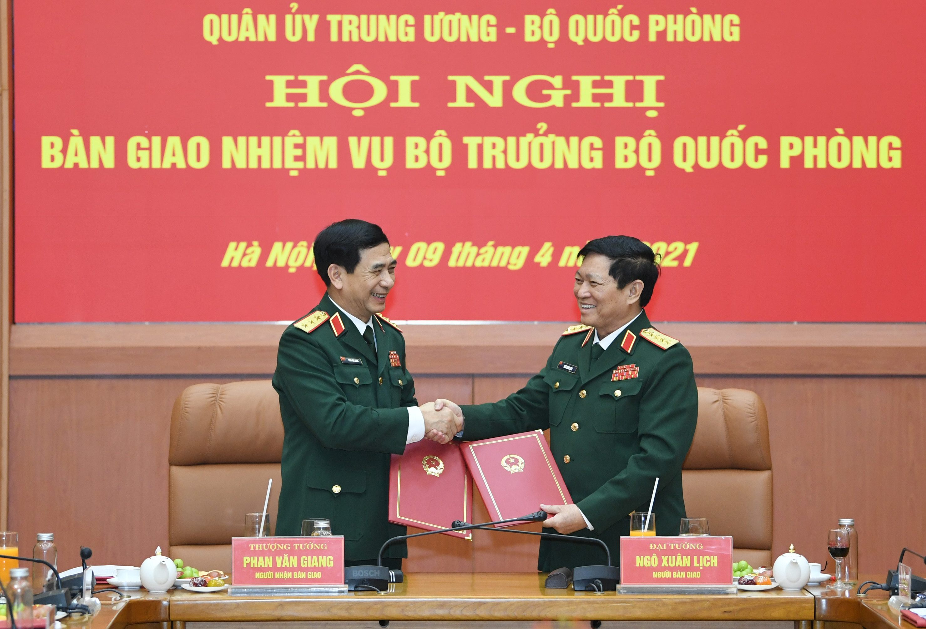 Bàn giao nhiệm vụ Bộ trưởng Bộ Quốc phòng
