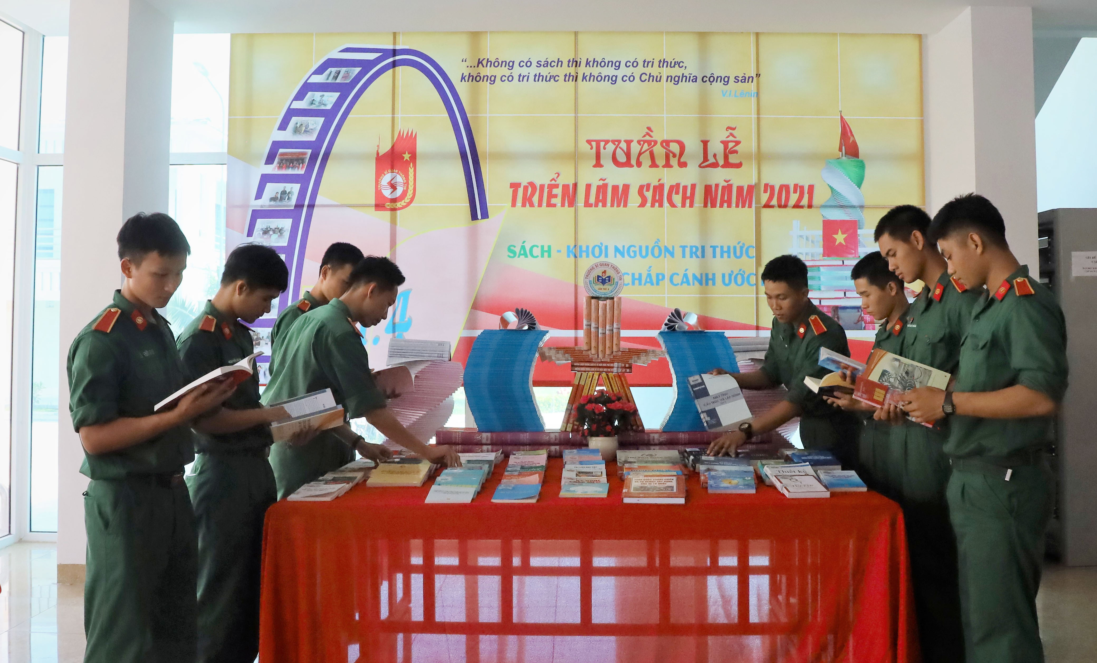 Trưng bày hơn 1 000 ấn phẩm về đề tài lịch sử truyền thống