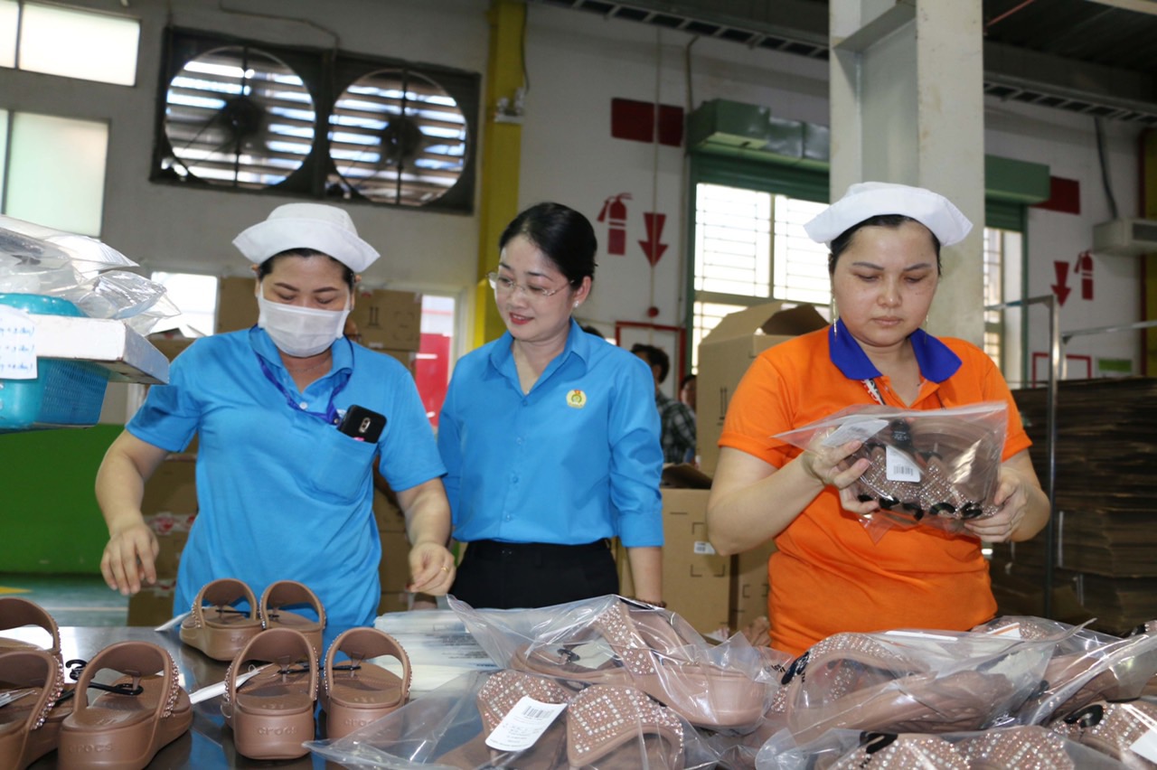 Nhiều hình thức tuyên truyền về bầu cử cho công nhân