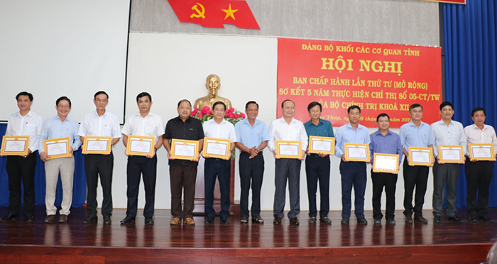 Tuyên dương 37 tập thể, 139 cá nhân trong học và làm theo Bác