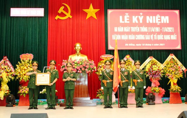 Trường Quân sự Quân khu 5 đón nhận Huân chương Bảo vệ Tổ quốc hạng Nhất