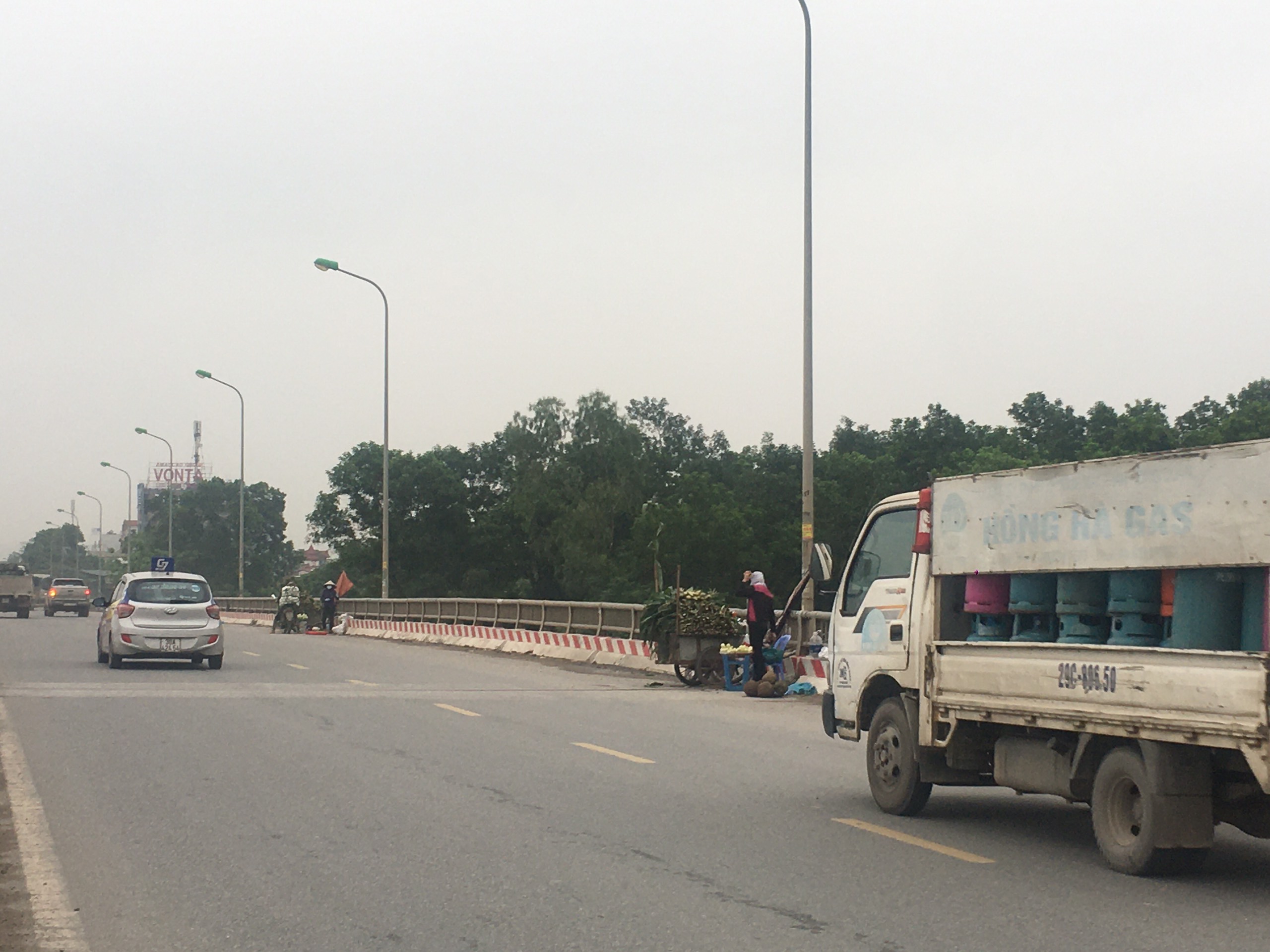 Hà Nội Bao giờ xóa được chợ tạm, chợ cóc ven đường