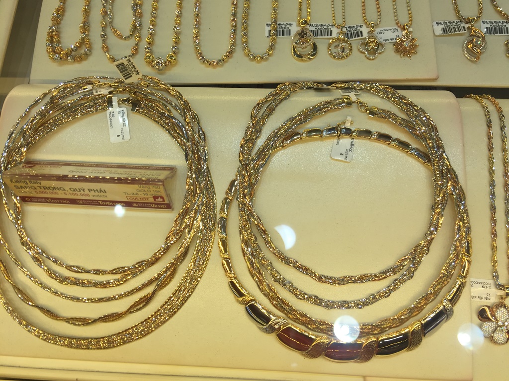 Giá vàng trong nước và thế giới tiếp đà giảm