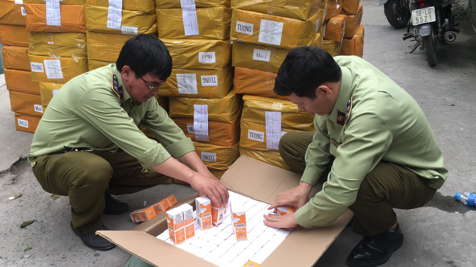 Phát hiện gần 14 000 lọ tinh dầu thuốc lá điện tử không rõ nguồn gốc