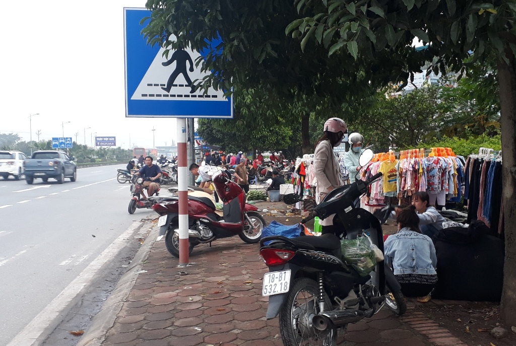 Sớm dẹp bỏ chợ cóc nguy hiểm trên quốc lộ 21B Nam Định - Phủ Lý
