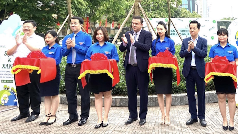 Khai trương hệ thống tưới nhỏ giọt chạy bằng năng lượng mặt trời