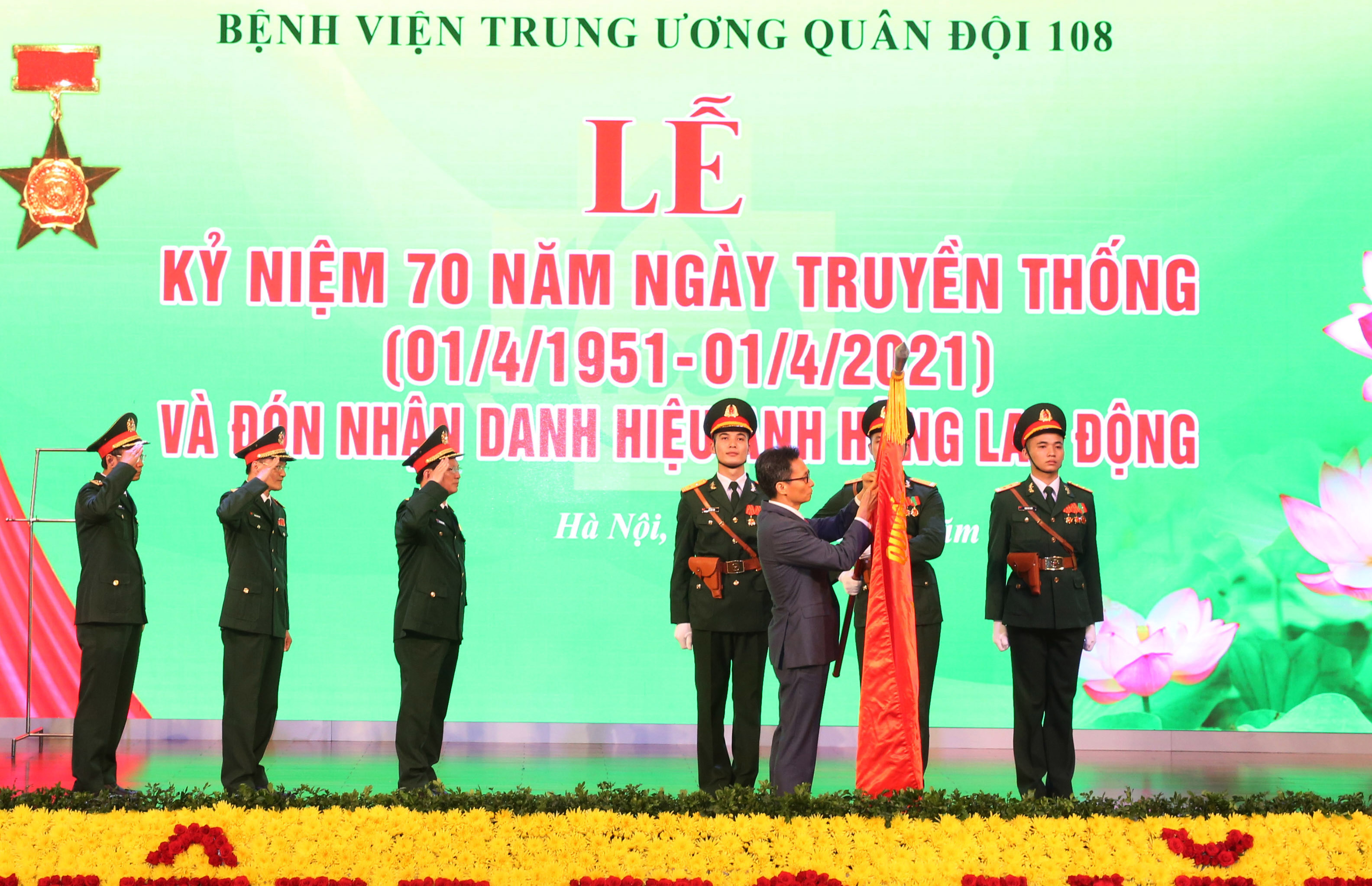 Bệnh viện Trung ương Quân đội 108 đón nhận danh hiệu Anh hùng Lao động thời kỳ đổi mới