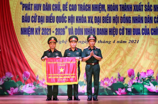 Bộ CHQS tỉnh Nghệ An đón nhận Cờ thi đua của Chính phủ