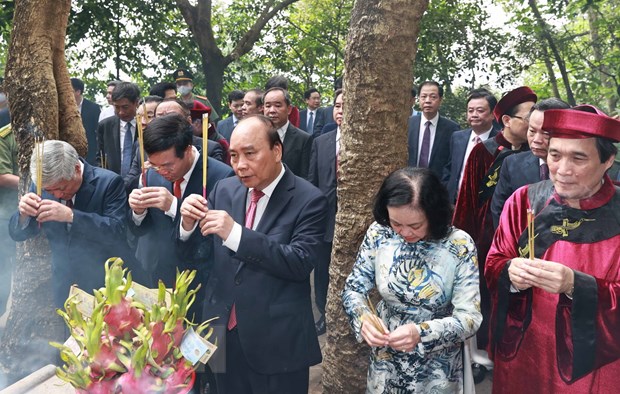 Chủ tịch nước Nguyễn Xuân Phúc dâng hương tưởng niệm các Vua Hùng