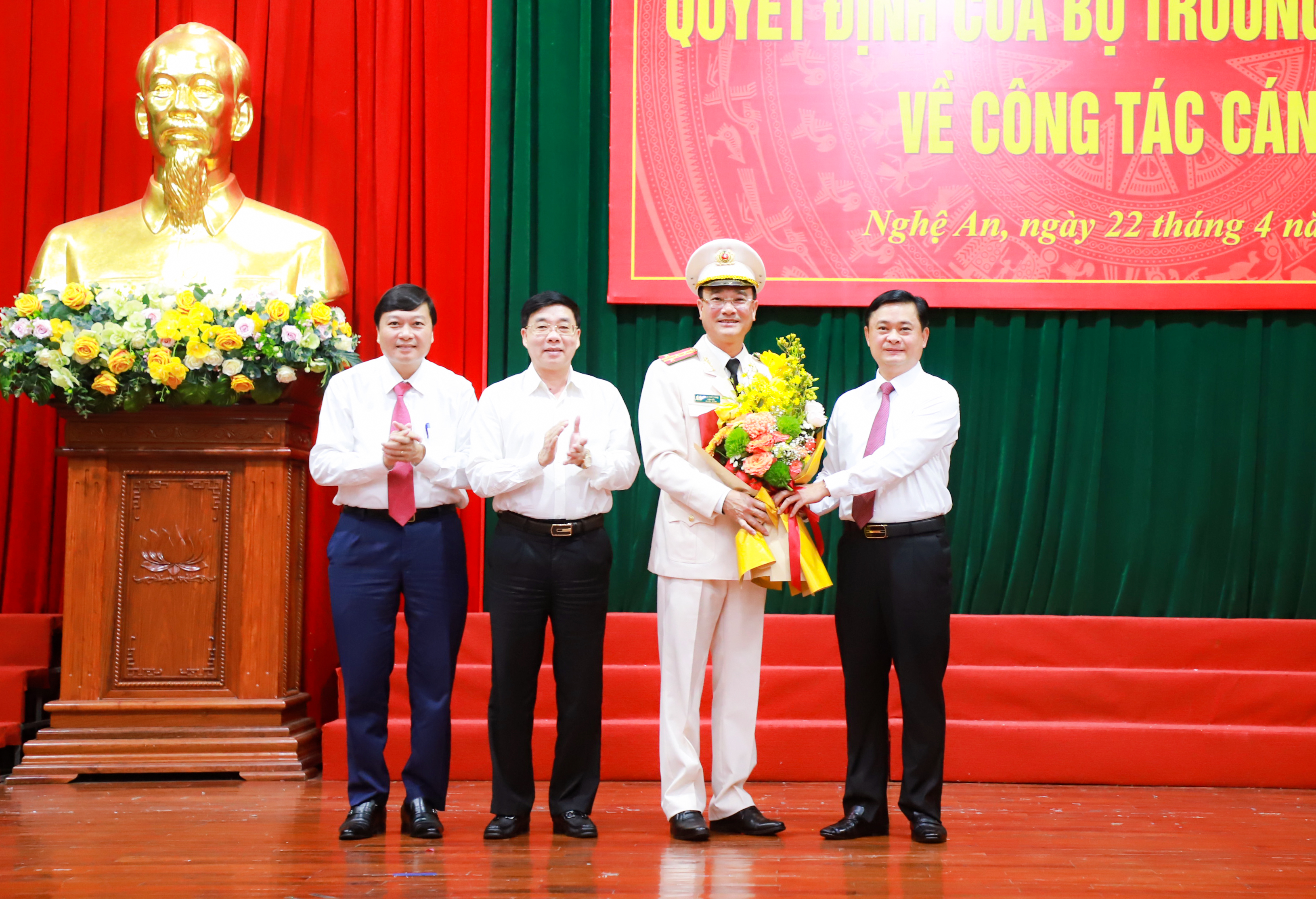 Công bố, trao Quyết định Giám đốc Công an tỉnh Nghệ An